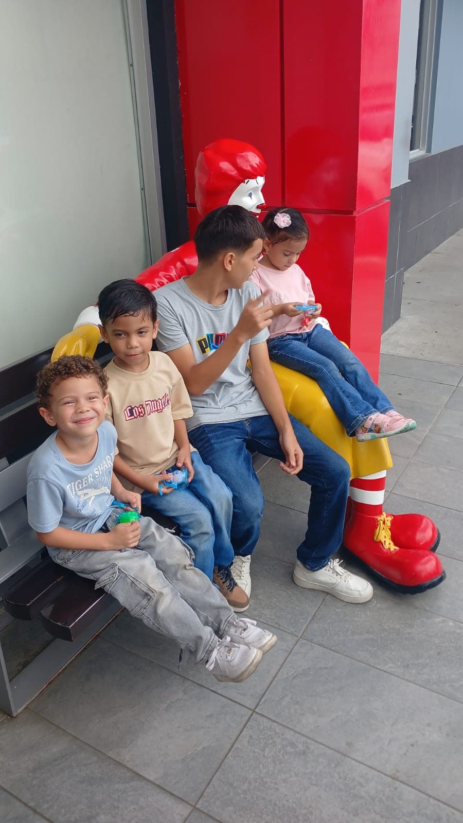 Andrew, Mateo, Madison y Dieguito